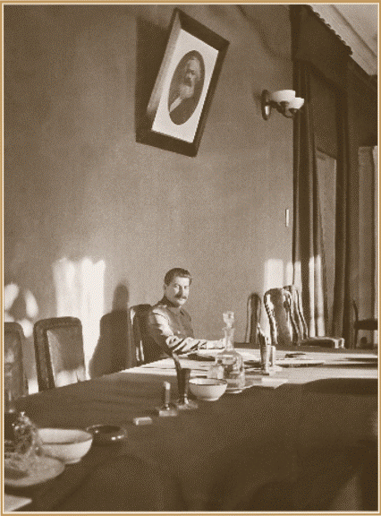 И.В. Сталин в рабочем кабинете. Середина 1930-х гг..gif